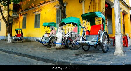 Triciclo per le strade di hoi An Vietnam Foto Stock