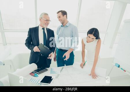 Team di architetti che lavorano duramente su un nuovo piano di costruzione Foto Stock