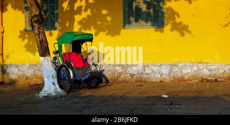 Triciclo per le strade di hoi An Vietnam Foto Stock