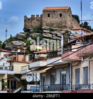 Kavala, Macedonia orientale, Mar Egeo, Grecia, Vista sulla città vecchia con la fortezza bizantina sulla cima a Kavala, era un antico castello che è stato ricostruito e rinforzato più volte dai bizantini, ma l'attuale struttura è principalmente dalla ricostruzione ottomana del 1425. Foto Stock