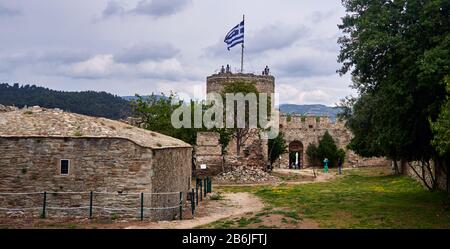 Kavala, Macedonia Orientale, Mar Egeo, Grecia, Vista del cortile interno della fortezza bizantina sulla cima a Kavala, era un antico castello che fu ricostruito e rinforzato più volte dai Bizantini, ma l'attuale struttura è principalmente dalla ricostruzione ottomana del 1425. Foto Stock