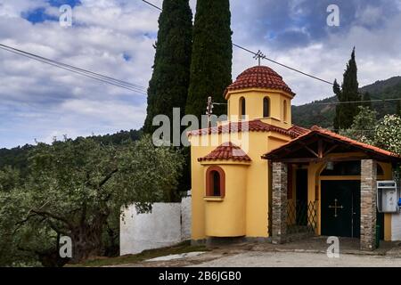 Isola di THASSOS, Grecia, Europa, il monastero di Panagias Mon vicino al villaggio di Maries nella foresta di ulivi, Thassos è un produttore molto grande di miele, Thassos è un'isola greca nel Mar Egeo settentrionale, vicino alla costa di Tracia. È l'isola più a nord della Grecia, e 12 ° più grande per area. THASSOS è anche il nome della città più grande dell'isola, più conosciuta come Limena, capitale di Thassos, situata sul lato nord, di fronte alla terraferma. Foto Stock