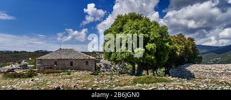 Isola di THASSOS, Grecia, Europa, la Chiesa di San Atanassios, che è la più antica chiesa di Thassos in Kastro piccolo villaggio all'interno dell'isola greca di Thassos. Si ritiene che sia il più antico villaggio dell'isola. Il nome del villaggio deriva dal vecchio castello che esisteva qui per proteggere gli abitanti. Il villaggio si trova nel centro dell'isola, ad un'altezza di 450–500 m sul livello del mare, circondato da profonde gole e gole, nella parte centrale di Thassos. Era un luogo vivace e ricco durante i tempi veneziani Foto Stock