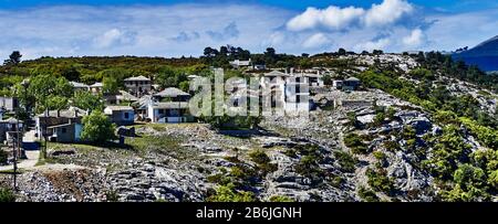 Isola di THASSOS, Grecia, Europa, Kastro è un piccolo villaggio all'interno dell'isola greca di Thassos. Si ritiene che sia il più antico villaggio dell'isola. Il nome del villaggio deriva dal vecchio castello che esisteva qui per proteggere gli abitanti. Il villaggio si trova nel centro dell'isola, ad un'altezza di 450–500 m sul livello del mare, circondato da profonde gole e gole, nella parte centrale di Thassos. Era un luogo vivace e ricco durante i tempi veneziani Foto Stock