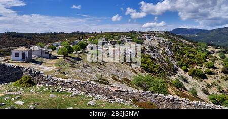 Isola di THASSOS, Grecia, Europa, Kastro è un piccolo villaggio all'interno dell'isola greca di Thassos. Si ritiene che sia il più antico villaggio dell'isola. Il nome del villaggio deriva dal vecchio castello che esisteva qui per proteggere gli abitanti. Il villaggio si trova nel centro dell'isola, ad un'altezza di 450–500 m sul livello del mare, circondato da profonde gole e gole, nella parte centrale di Thassos. Era un luogo vivace e ricco durante i tempi veneziani Foto Stock