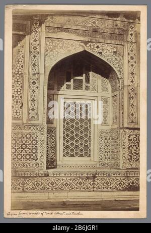 Decorazioni intorno a una finestra della tomba di i'timad-Ud-Daulah nella finestra Agra Fort Agra-Screen o Tomba Udnad-iodo-Dowlak (oggetto del titolo) decorazioni intorno alla finestra della tomba di i'timad-ud-Daulah nella finestra Agra FortAgra-Screen o Tomba Udnad-ood-Dowlak (oggetto del titolo) Tipo Di Proprietà: Numero articolo: Produttore: Foto: F02442: Data sconosciuta: 1850 - 1900 caratteristiche Fisiche: Albume materiale di stampa: Carta tecnica di cartone: Albume dimensioni di stampa: Foto: H 220 mm × W 141 mmblad: H 235 mm × W 157 mm Oggetto: Finestra dove: Agra Foto Stock