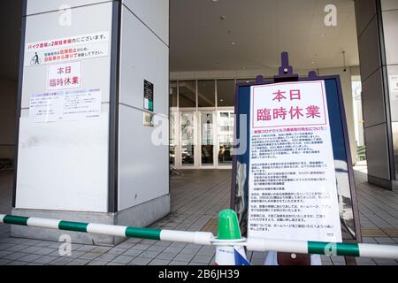 Tokyo, Giappone. 11th Mar 2020. Un avviso che informa la chiusura temporanea è visto al Summit Store Higashi-Nakano a Tokyo, Giappone, l'11 marzo 2020. Un lavoratore al Supermarket Chain Summit giapponese ha testato positivamente il nuovo coronavirus. Credito: Aflo/Alamy Live News Foto Stock