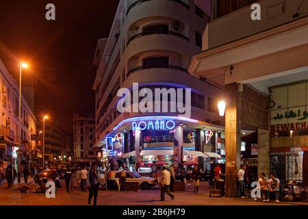 Centro di Casablanca, con architettura art deco bianca, commercio e servizi. Foto Stock