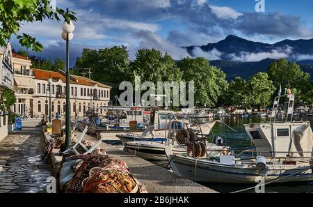 Isola di THASSOS, Grecia, Europa, la sera, il piccolo porto di pesca di Limenas, Thassos è un'isola greca nel Mar Egeo settentrionale, vicino alla costa di Tracia. È l'isola più a nord della Grecia, e 12 ° più grande per area. THASSOS è anche il nome della città più grande dell'isola, più conosciuta come Limena, capitale di Thassos, situata sul lato nord, di fronte alla terraferma. Foto Stock