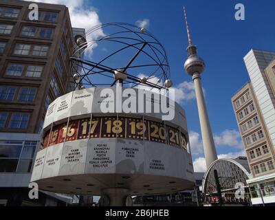 Berlino, Germania - 21st aprile 2017: Orologio mondiale e Torre della televisione su Alexanderplatz Foto Stock