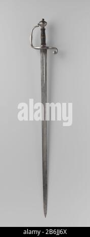 Degen, NM-A-9310-277 IJzeren degen. Knop, voorbeugel, hartvormige pareerbeugels incontrato krul, ezelshoef. Houten greep, deels omwikkeld ha incontrato metaal. Op de kling aan beide zijden opschrift: SAHAGOM en een abbeelding van een loopd dier. Op de hiel van de kling aan beide zijden gemerkt met het Amsterdam wapen. Produttore : z Foto Stock