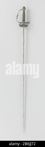 Degen con motivi equestri Het ijzeren gevest is gebeiteld met een ajour bewerkte, bijna driedimensionele figuur van een soldaat in Spaanse uitrusting en galoppend paard; verder is het gebeiteld in hoogreliëf met ruiters en versierd met drakenkoppen maskers; op de stootplaat staat een groep ruiters, bovenaan in bas-reliëf, onderaan in hoogreliëf; de houten greep, omwonden met gedraaid ijzerdraad met gevlochten greepringen aan boven- en onderkant, is van latere datum. De tweesnijdige kling heedft een zeshoekige doudsne die uitloopt in een ruitvorm. Produttore : z Foto Stock