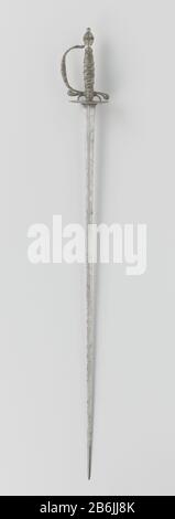 Degen con hilt d'argento Sierdegen; doet denken aan degen van douane-ispecteurs uit de Franse tijd. Zilveren gevest met stootplaat uit een deel; gegoten, nageciseleerd en gedeeltelijk ajour bewerkt; versiering bestaat uit lofwerk, verzonken rondjes en banden van nagelkoppen; de stang van de vuistdegen, de parerstang en, en vergeougeouden en en en en, en, en, en, en, en, en, en, en, en, en, en, en, en, en, en, en, en, en. Onderop de stootplaat gestempeld ha incontrato Haags stadskeur. De kling heedft een hol-driehoekige doornede en is geëtst met trelliswerk, gedeeltelij Foto Stock