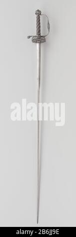 Degen con hilt di ferro cesellato Het ijzeren gevest è op verschillende plaatsen gebeiteld in bas-reliëf incontrato rijen piekeniers, allemaal van achteren gezien, en verder incontrato rijen ruiters incontrato tulbanden in hoogreliëf en hondenkoppen; de stootplaat è onderop in hoogreliëf gebeiteld incontrato ruiters en piekeniers voor een vesting of stadspoort met het jaar 1662 erop; de houten greep is omwonden met gedraaid ijzerdraad en heedft aan weerszijden een gevlochten greepring. De kling met colichemarde vorm is tweesnijdig, heedft een ruitvormige doornede en is geëtst met arabesken. Produttore : z Foto Stock