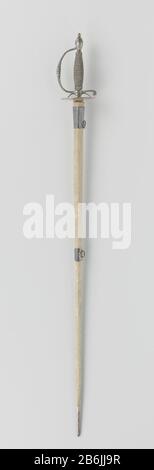 Degen con hilt argento e scabbard Sierdegen. Zilveren gevest met gefacetteerde versieringen; de stootplaat heedft een rand met een gegraveerd zigzag-patroon; de vuistbeugel is gesteld empeld met het stadskeur van Amsterdam en het merk van de zilversmid SDM; de houten greep is omwonden getschverkeven van dreillen van dersen van dersen van dersen van droilgeven. De kling heedft een hol-driehoekige doornede en is geëtst met blader- en bloemranken en aan de draagzijde met een paneel met het adres van de z Foto Stock