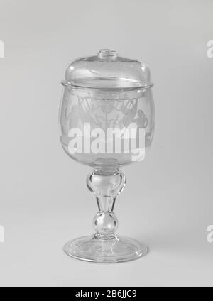 Coperchio vaso, con le braccia di Batavia e il monogramma VOC Voet en deksel incontrato bladornamento. De dekselknop ontbreekt. Produttore : glasblazer: Anoniemglasgraveur: AnoniemPlats fabbricante: Glasblazer: Engelandglasgraveur: Noordelijke Nederlanden dating: CA. 1700 - ca. 1725 kenmerken Fisico: Helder, kleurloos glas met radgravure Materiale: Glas Techniek: Radgravure / glasblazen dimensioni: H 6,5 cm. × d 13 cm. Foto Stock