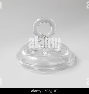 Coperchio di un vaso con manopola anulare e foglia di quercia Gewelfd deksel van helder, kleurloos glas, incontrato in de vorm geblazen tangornent. Maglia Ringvormige. Op het deksel een doorlopende rand van takken ha incontrato eikenblad in radgravure. Produttore : glasblazer: Anoniemglasgraveur: AnoniemPlats fabbricante: Glasblazer: Nederlandenglasgraveur: Noordelijke Nederlanden dating: CA. 1680 - ca. 1700 Materiale: Glas Techniek: Glasblazen / Façon de Venise / radgravure dimensioni: H 11,5 cm. × d 15 cm. Foto Stock