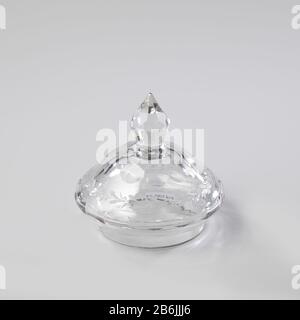 Coperchio di un vaso Deksel van een bokaal met een enigzinds uitgebogen en en gewelfde vorm. De buitenste rand è kartelvormig geslepen. Bovenop facetten in een gepijpte vorm en een gefacetteerde knop. Gegravireerd ha incontrato een bladerkans. Hoort oorspronkelijk niet bij BK-NM-10754-201-AVervaardiging Appuntamenti: CA. 1749 - ca. 1799 Materiale: Vetro dimensioni: H 9 cm. × d 9,5 cm. Foto Stock