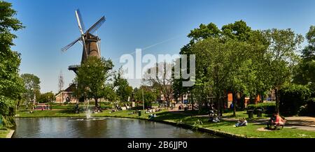 Città di Leiden, provincia dell'Olanda meridionale, Olanda, Europa, il museo De Valk Mill sul Plattegrond, la città di Leiden è conosciuta per la sua architettura secolare, i suoi canali, la sua universitof 1590, il nativitof Rembrand, la città dove fiorì il primo bulof tulip in Europa nel 16 ° secolo Foto Stock