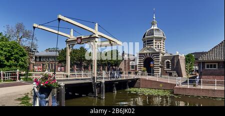 Città di Leiden, provincia dell'Olanda meridionale, Olanda, Europa, il Morspoort è una vecchia porta della città e il suo ponte levatoio nella città storica centro di Leiden.., la città di Leiden è conosciuta per la sua architettura secolare, i suoi canali, la sua universitof 1590, il nativitof Rembrand, La città dove fiorì il primo tulipano bulof in Europa nel 16 ° secolo Foto Stock