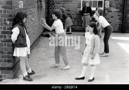 Parco giochi, scuola elementare, Nottinghamshire UK 1986 Foto Stock
