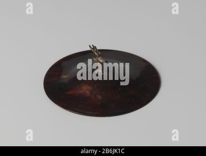 Cover tartaruga con testa di cervo d'argento (serie di 28 pezzi A tm BB) Schildpad-deksel (28 stuks: A t/m BB) incontrato hertekop van zilver als knop. Produttore : anoniemPlats prodotto: Indonesië datazione: 1700 - 1799 Kenmerken Fisico: Schildpad en zilver Materiale: Schildpad zilver dimensioni: D 9,5 cm. × h 3,6 cm. Foto Stock