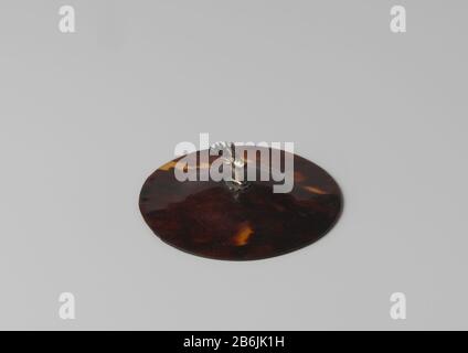 Cover tartaruga con testa di cervo d'argento (serie di 28 pezzi A tm BB) Schildpad-deksel (28 stuks: A t/m BB) incontrato hertekop van zilver als knop. Produttore : anoniemPlaats fabbricante: Indonesië Dating: CA. 1700 - ca. 1799 Kenmerken Fisico: Schildpad en zilver Materiale: Schildpad zilver dimensioni: D 7,2 cm. × h 2,7 cm. Foto Stock