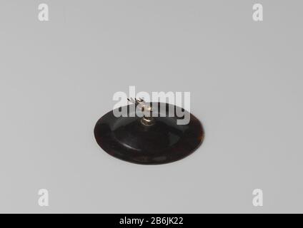 Cover tartaruga con testa d'argento (serie di 28 pezzi A tm BB) Deksel van schildpad met hertekop van zilver (serie van 28 stuks A t/m BB), Indonesië, 18de eeuw? Produttore : zilversmid: AnoniemPlaats fabbricante: Indonesië Dating: CA. 1700 - ca. 1799 Kenmerken Fisico: Schildpad en zilver Materiale: Schildpad zilver dimensioni: D 6 cm. × h 2,7 cm. Foto Stock
