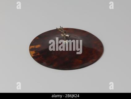 Cover tartaruga con testa di cervo d'argento (serie di 28 pezzi A tm BB) Schildpad-deksel (28 stuks: A t/m BB) incontrato hertekop van zilver als knop. Produttore : anoniemPlaats fabbricante: Indonesië Dating: CA. 1700 - ca. 1799 Kenmerken Fisico: Schildpad en zilver Materiale: Schildpad zilver dimensioni: D 9,6 cm. × h 3 cm. Foto Stock