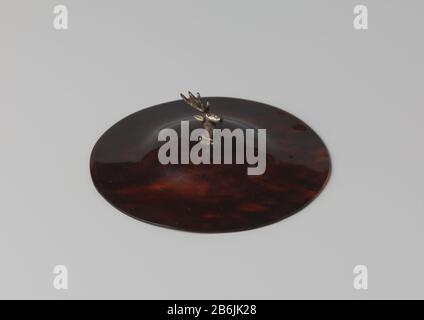 Cover tartaruga con testa di cervo d'argento (serie di 28 pezzi A tm BB) Schildpad-deksel (28 stuks: A t/m BB) incontrato hertekop van zilver als knop. Produttore : anoniemPlats prodotto: Indonesië datazione: 1700 - 1799 Kenmerken Fisico: Schildpad en zilver Materiale: Schildpad zilver dimensioni: D 9,6 cm. × h 3,2 cm. Foto Stock