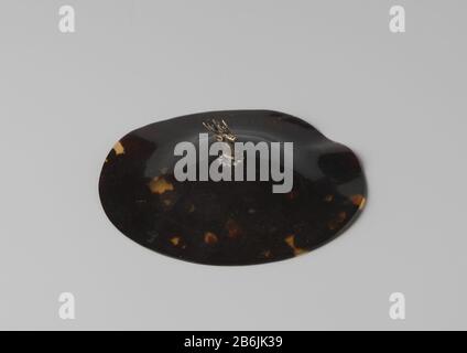 Cover tartaruga con testa di cervo d'argento (serie di 28 pezzi A tm BB) Schildpad-deksel (28 stuks: A t/m BB) incontrato hertekop van zilver als knop. Produttore : anoniemPlats prodotto: Indonesië datazione: 1700 - 1799 Kenmerken Fisico: Schildpad en zilver Materiale: Schildpad zilver dimensioni: D 9,7 cm. × h 2,8 cm. Foto Stock