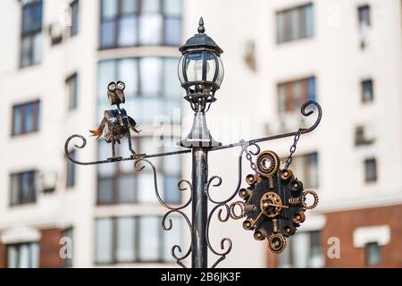 28 APRILE 2018, UFA, RUSSIA: Orologio stilizzato vintage retro Steampunk all'aperto in strada Foto Stock