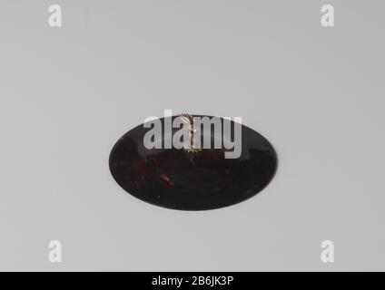 Coperchio di tartaruga con testa di cervo d'argento (serie di 28 pezzi A tm BB) Schildpad-deksel (28 stuks: A t/m BB) incontrato hertekop van zilver als knop. Produttore : anoniemPlaats fabbricante: Indonesië Dating: CA. 1700 - ca. 1799 Kenmerken Fisico: Schildpad en zilver Materiale: Schildpad zilver dimensioni: D 7,2 cm. × h 2,7 cm. Foto Stock