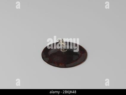 Cover tartaruga con testa d'argento (serie di 28 pezzi A tm BB) Deksel van schildpad met hertekop van zilver (serie van 28 stuks A t/m BB), Indonesië, 18de eeuw? Produttore : zilversmid: AnoniemPlaats fabbricante: Indonesië Dating: CA. 1700 - ca. 1799 Kenmerken Fisico: Schildpad en zilver Materiale: Schildpad zilver dimensioni: D 6 cm. × h 2,6 cm. Foto Stock