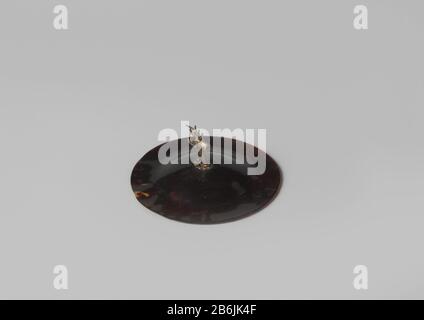 Cover tartaruga con testa d'argento (serie di 28 pezzi A tm BB) Deksel van schildpad met hertekop van zilver (serie van 28 stuks A t/m BB), Indonesië, 18de eeuw? Produttore : zilversmid: AnoniemPlaats fabbricante: Indonesië Dating: CA. 1700 - ca. 1799 Kenmerken Fisico: Schildpad en zilver Materiale: Schildpad zilver dimensioni: D 5,9 cm. × h 2,6 cm. Foto Stock