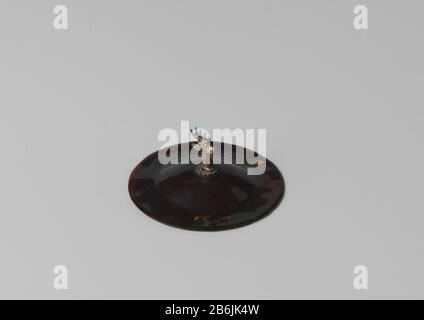 Cover tartaruga con testa d'argento (serie di 28 pezzi A tm BB) Deksel van schildpad met hertekop van zilver (serie van 28 stuks A t/m BB), Indonesië, 18de eeuw? Produttore : zilversmid: AnoniemPlaats fabbricante: Indonesië Dating: CA. 1700 - ca. 1799 Kenmerken Fisico: Schildpad en zilver Materiale: Schildpad zilver dimensioni: D 6 cm. × h 2,8 cm. Foto Stock