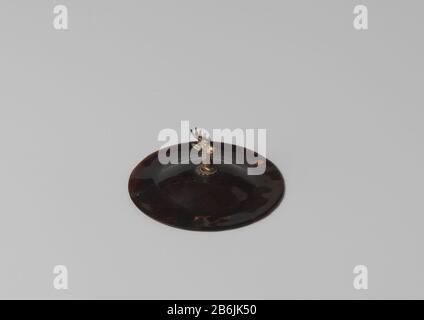 Cover tartaruga con testa d'argento (serie di 28 pezzi A tm BB) Deksel van schildpad met hertekop van zilver (serie van 28 stuks A t/m BB), Indonesië, 18de eeuw? Produttore : zilversmid: AnoniemPlaats fabbricante: Indonesië Dating: CA. 1700 - ca. 1799 Kenmerken Fisico: Schildpad en zilver Materiale: Schildpad zilver dimensioni: D 6 cm. × h 2,5 cm. Foto Stock