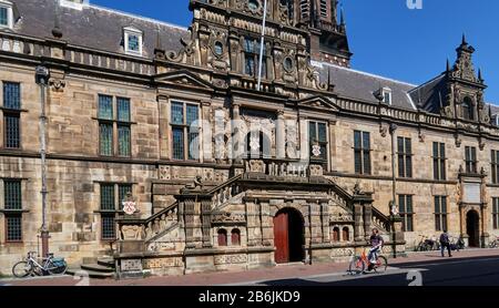 Città di Leiden, provincia dell'Olanda meridionale, Olanda, Europa - l'ingresso monumentale al Municipio di Leiden con la sua doppia scala questo parof del municipio si trova presso il Breestraat e ha la facciata originale che è stato costruito nel 1600. , la città di Leiden è conosciuta per la sua architettura secolare, i suoi canali, la sua universitof 1590, il nativitof Rembrand, la città dove fiorì il primo tulipano bulof in Europa nel 16 ° secolo Foto Stock