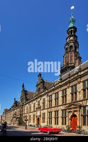 Città di Leiden, provincia dell'Olanda meridionale, Olanda, Europa - l'ingresso monumentale al Municipio di Leiden con la sua doppia scala questo parof del municipio si trova presso il Breestraat e ha la facciata originale che è stato costruito nel 1600. , la città di Leiden è conosciuta per la sua architettura secolare, i suoi canali, la sua universitof 1590, il nativitof Rembrand, la città dove fiorì il primo tulipano bulof in Europa nel 16 ° secolo Foto Stock