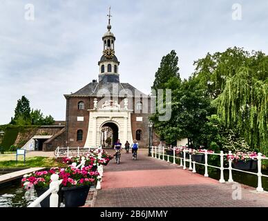 Città di Leiden, provincia dell'Olanda meridionale, Olanda, Europa - Zijlpoort è una porta della città di Leiden, la porta è stata costruita nel 1667 in stile classico secondo un disegno dell'architetto Leiden Willem van der Helm e con scultura di Rombout Verhulst. Poiché le porte devono essere collegate con il muro della città e con un ponte, l'edificio è sotto forma di parallelogramma. Insieme al Morspoort, il Zijlpoort è l'unico delle otto porte originali che sopravvivono. Foto Stock