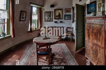 Città di Leiden, provincia dell'Olanda meridionale, Paesi Bassi, Europa, il museo De Valk Mill sul Plattegrond , il soggiorno di miller, un vecchio stile, casa residenziale interno. Risalente al 19 ° secolo la città di Leiden è conosciuta per la sua architettura secolare, i suoi canali, la sua universitof 1590, il nativitof Rembrand, La città dove fiorì il primo tulipano bulof in Europa nel 16 ° secolo Foto Stock