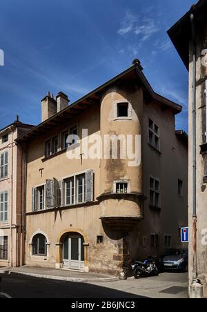 Francia, Ain departement, Auvergne - Rhone - Alpes région. Bourg-en- Bresse città , Street du Palais, una casa medievale con la sua torre di guardia ricordo delle fortificazioni della città Foto Stock