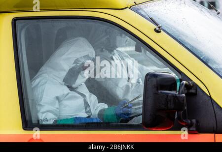 11 marzo 2020, Repubblica Ceca, Usti Nad Labem: I dipendenti del servizio di ambulanza ceco trasportano le persone in un'ambulanza dopo aver controllato i viaggiatori in una stazione di servizio sull'autostrada D8 Dresden - Praga. Per evitare la diffusione del virus corona, la Repubblica ceca ha avviato controlli casuali di viaggiatori ai confini con la Germania e l'Austria. Foto: Robert Michael/dpa-Zentralbild/dpa Foto Stock