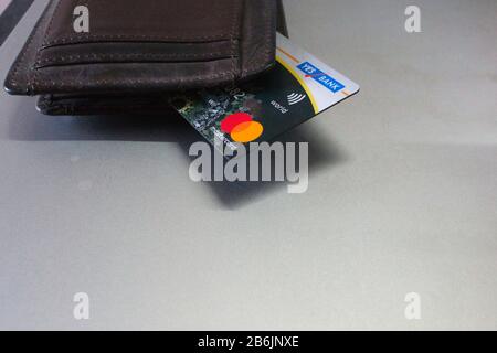 Jaipur India circa 2020 - La carta di credito ro mastercard da Sì banca che sporge da un portafoglio in pelle di una persona. Il portafoglio è di colore grigio Foto Stock
