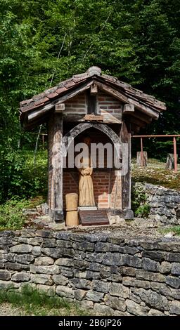 Francia, Ain departement, Auvergne - Rhone - Alpes région. Ecomuseo Country House a Saint-Etienne-du-Bois.A piccola cappella nostra Signora di Mangettes incorporato nel museo. Foto Stock