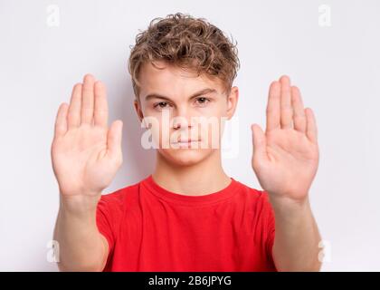 Ritratto di ragazzo teenager in studio Foto Stock