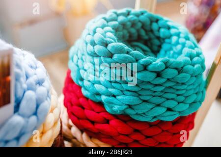 Primo piano di una sciarpa Snood colorata in lana merino con maglia spessa Foto Stock