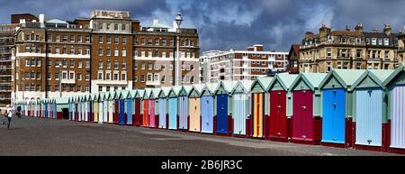 Regno Unito, East Sussex, costa meridionale dell'Inghilterra, città di Brighton e Hove, tranquillo, L'esclusivo Hove ha una spiaggia di ciottoli e un ampio lungomare fiancheggiato da capanne colorate Brighton si trova sulla costa meridionale dell'Inghilterra e fa parte del comune della città di Brighton e Hove, La posizione di Brighton lo ha reso una destinazione popolare per i turisti, ed è la destinazione balneare più popolare del Regno Unito per i turisti d'oltremare, è stata anche chiamata la 'città più hippest' del Regno Unito Foto Stock