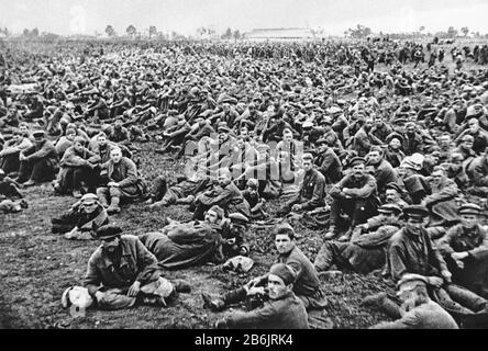 PRIGIONIERI russi in attesa di trasporto in un campo POW tedesco nel novembre 1941. Foto: SIB Foto Stock