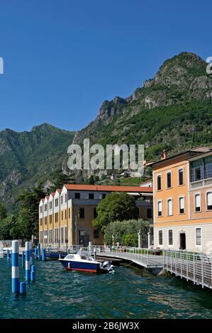 Il villaggio di Marone sulla riva del Lago d'Iseo, Italia Foto Stock